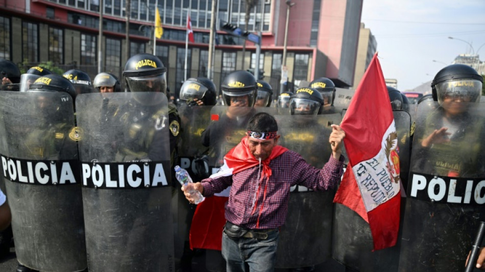 Enfrentamientos prosiguen en Perú para lograr renuncia de presidenta de Perú 