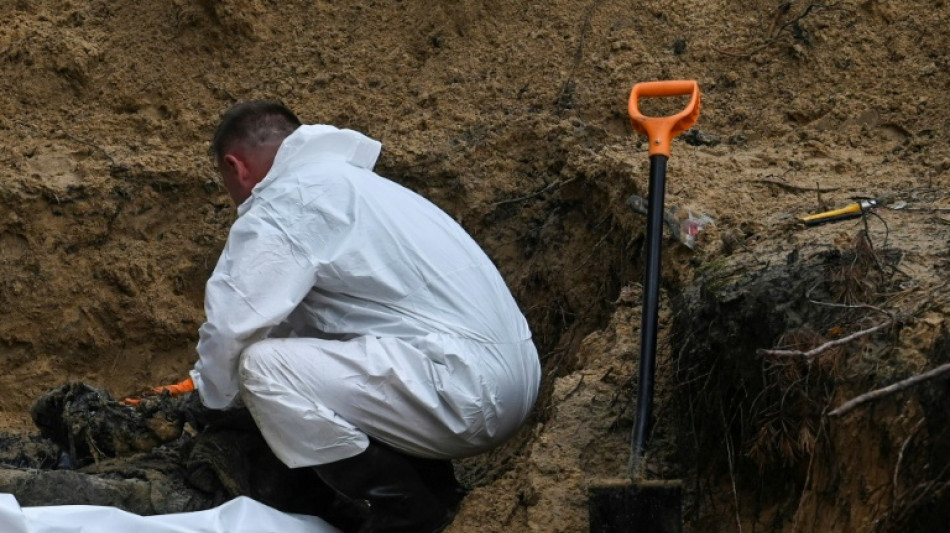 Los muertos de la guerra, enterrados en un bosque cerca de Izium, en Ucrania