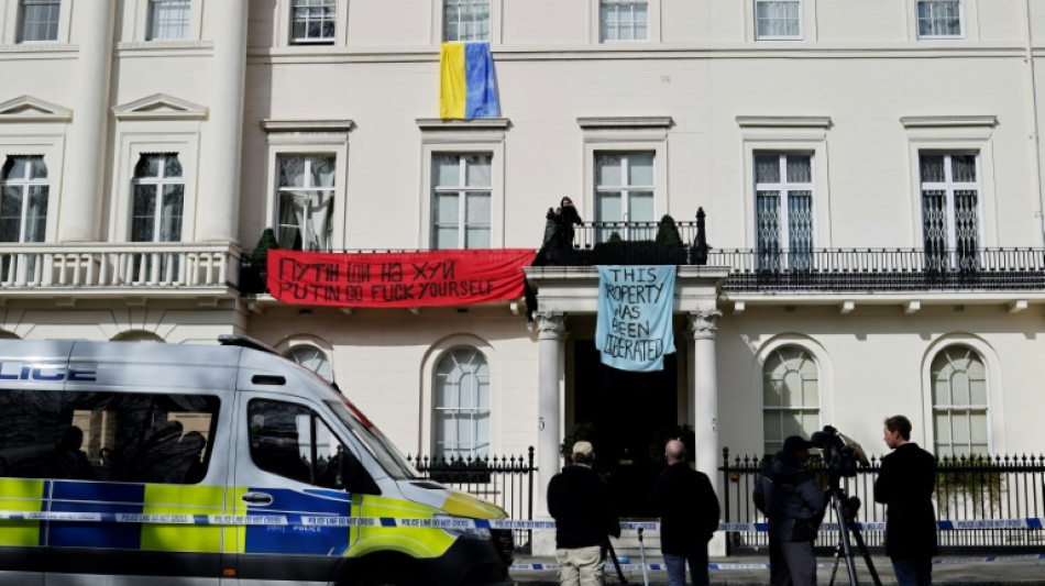 Des manifestants occupent l'hôtel particulier d'un oligarque russe à Londres