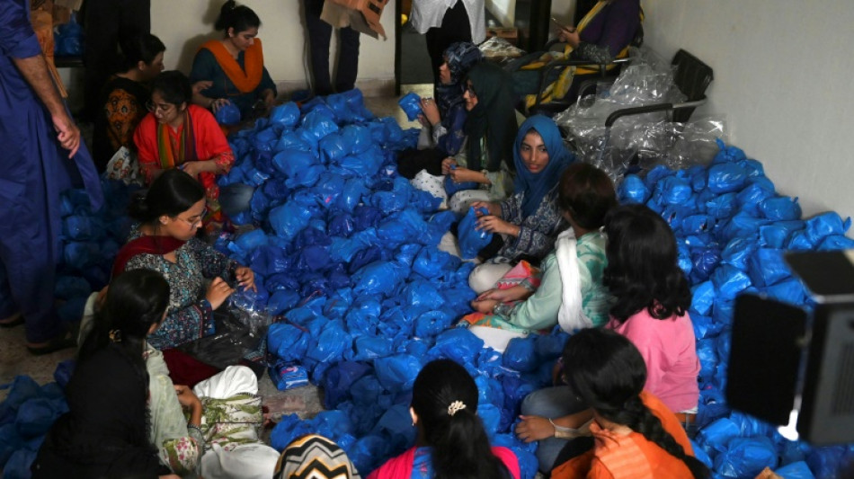 Un grupo de mujeres lidia con el tabú de las reglas en la ayuda para las inundaciones en Pakistán