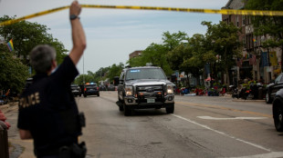 Al menos 6 muertos y 24 heridos en tiroteo en desfile del 4 de julio cerca de Chicago