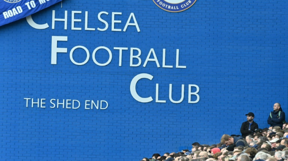 Chelsea shrug off sanction uncertainty, Arsenal move into top four
