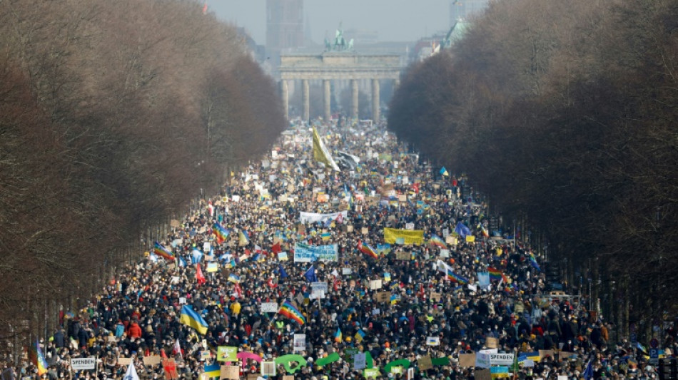 'Glory to Ukraine': hundreds of thousands march against Russian invasion