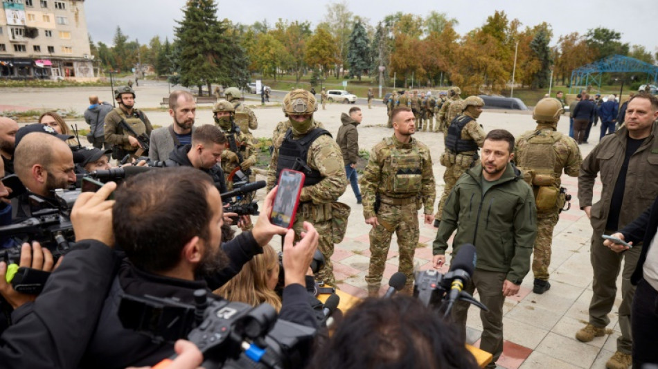 Zelenski promete la "victoria" de Ucrania durante su visita a la región liberada de Járkov