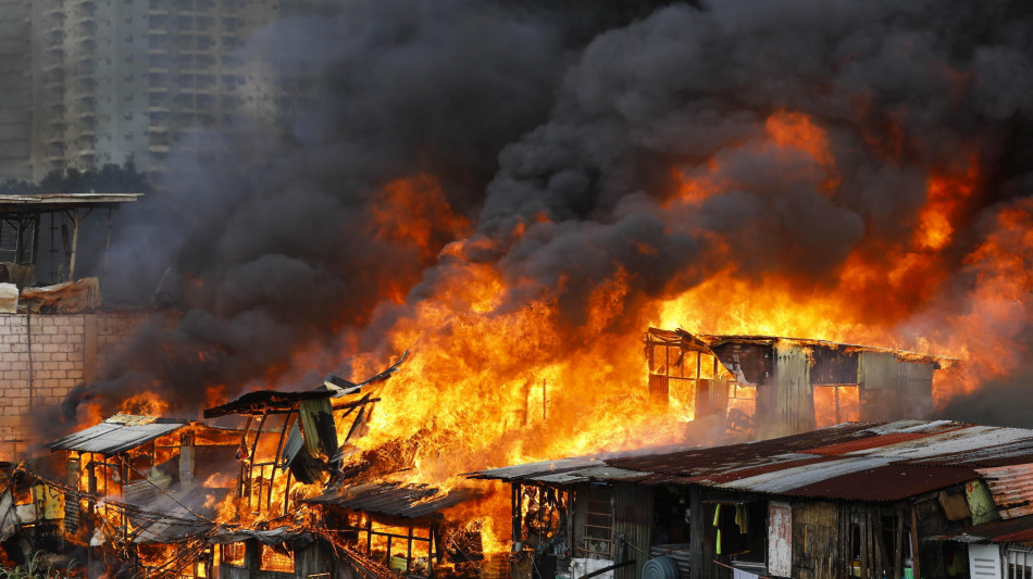 Incendio devasta baraccopoli a Manila, almeno 1000 case bruciate