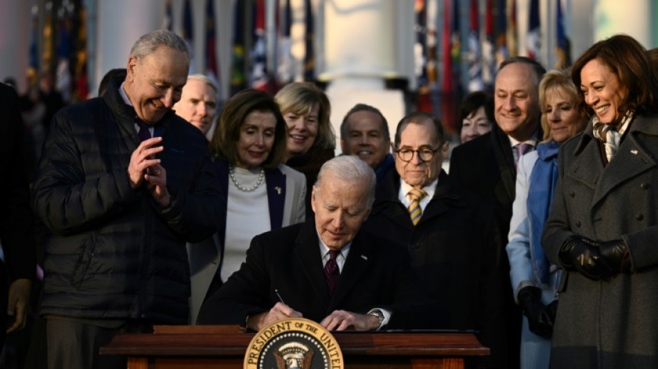 "Amor es amor", dice Biden al promulgar la ley que protege el matrimonio homosexual