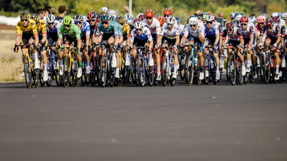 Sam Bennett (Bora) gana al esprint la segunda etapa de la Vuelta, Teunissen nuevo líder