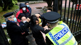 Londres, preocupado por la violencia contra un manifestante en el consulado de China