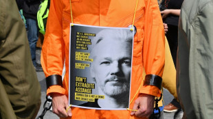 El gobierno británico firma un decreto de extradición a EEUU de Assange, que apelará