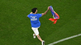 Un hombre con una bandera arcoíris entra en la cancha del Portugal-Uruguay